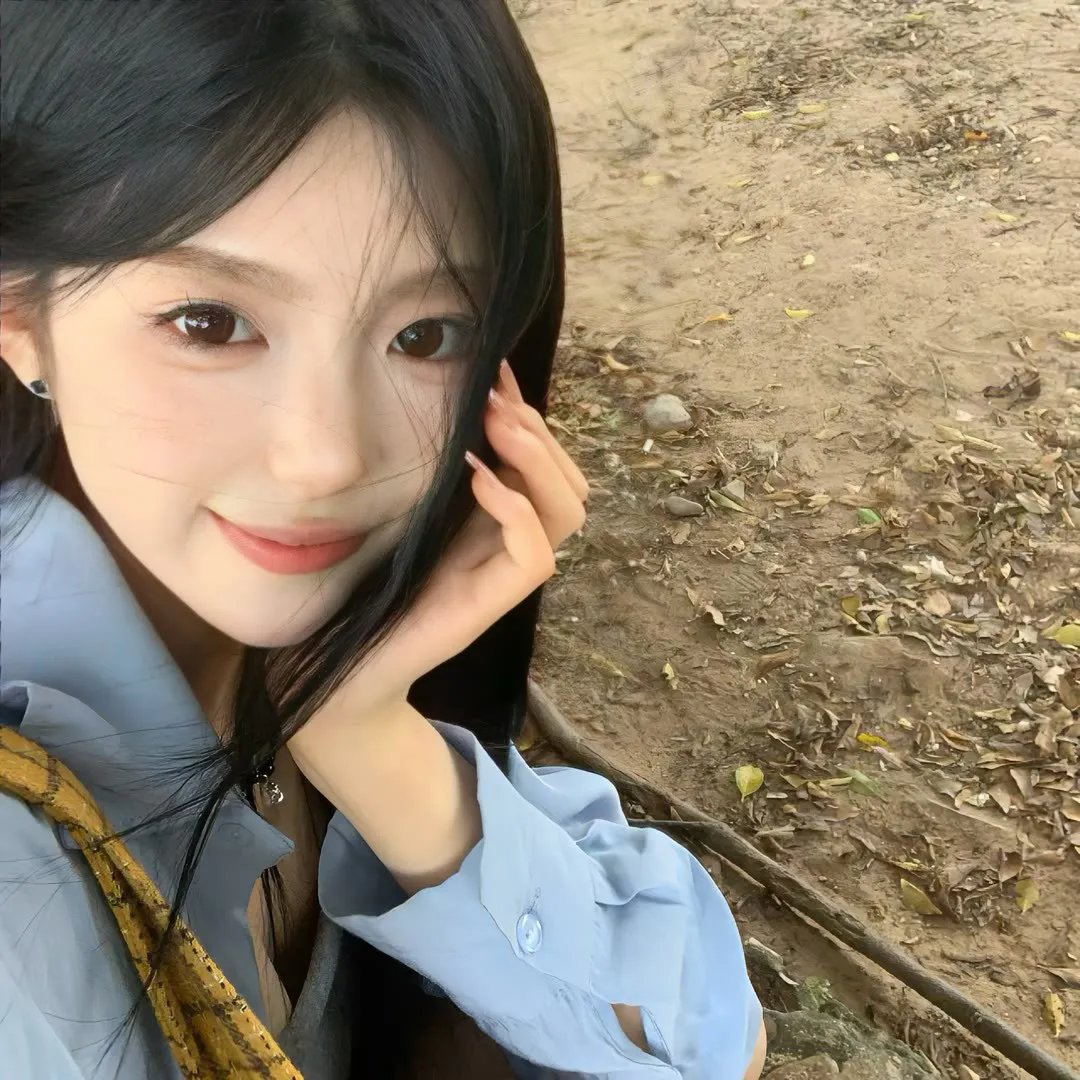 戴脚镣的女孩 海报